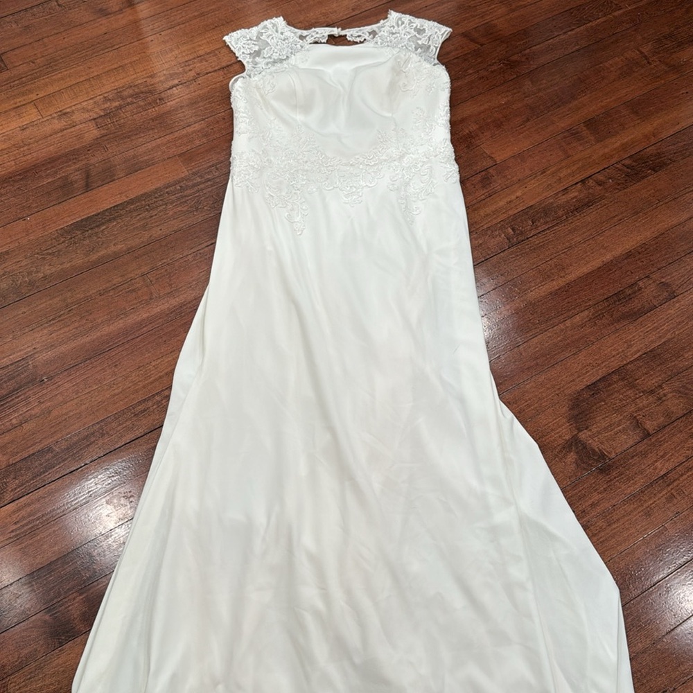 David’s Bridal Wedding Gown - Ivory size 14 - only tried on not worn or altered